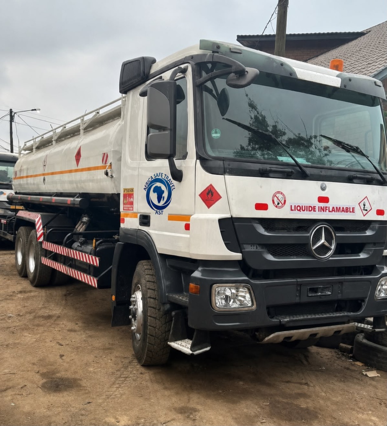 Camion-citerne AST · liquide inflammable